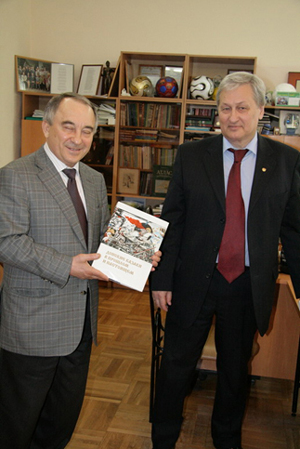 Руководитель ростовского филиала ЦКИ, директор ИППК ЮФУ профессор Ю.Волков (слева), Л.Решетников (справа).